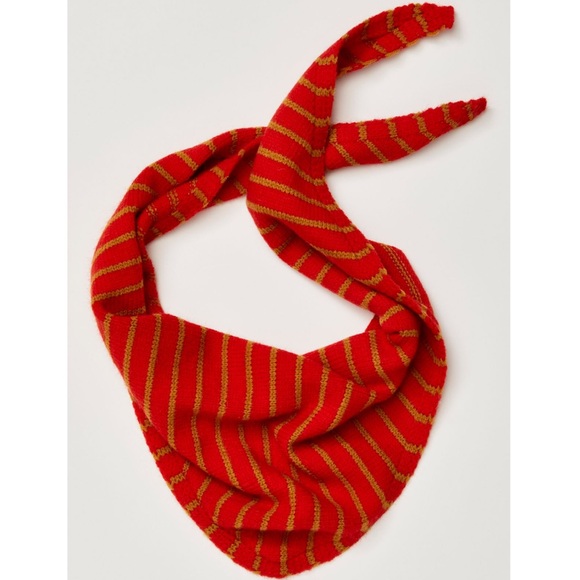 4019. Free People Essential triangle scarf 🧣 - Picture 1 of 3